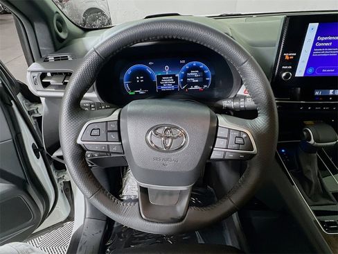 Certified 2025 Toyota Sienna Platinum image 11