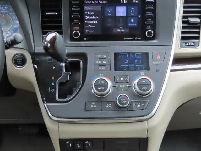 Used 2019 Toyota Sienna XLE Premium FWD image 24