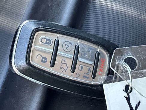 Used 2019 Chrysler Pacifica Touring-L image 39