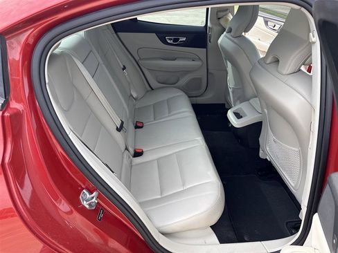 Used 2020 Volvo S60 T6 Momentum image 10