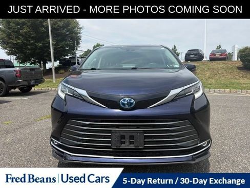 Used 2023 Toyota Sienna Limited AWD/4WD image 2
