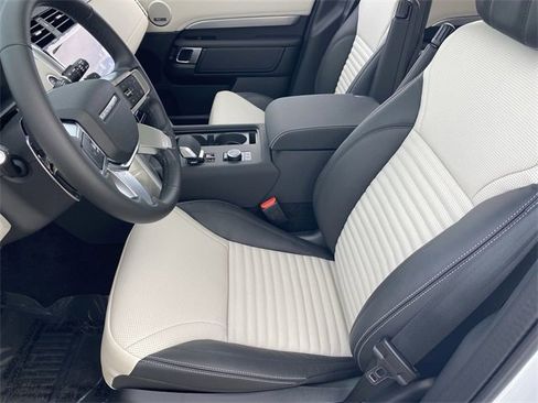 Used 2025 Land Rover Discovery Dynamic SE image 6