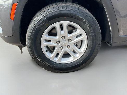 Used 2024 Jeep Grand Cherokee Laredo image 41