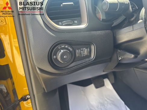 Used 2023 Jeep Renegade Latitude AWD/4WD image 24