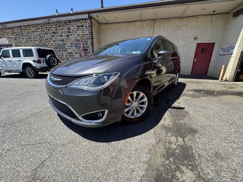 Used 2019 Chrysler Pacifica Touring-L FWD image 2