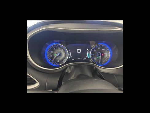 Used 2023 Chrysler Pacifica Touring-L FWD image 15