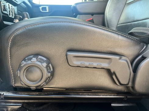 Used 2018 Jeep Wrangler Unlimited Sahara image 13