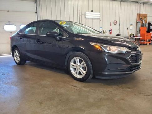 Used 2017 Chevrolet Cruze LT FWD image 2