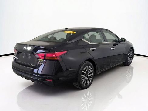 Used 2025 Nissan Altima 2.5 SV FWD image 5