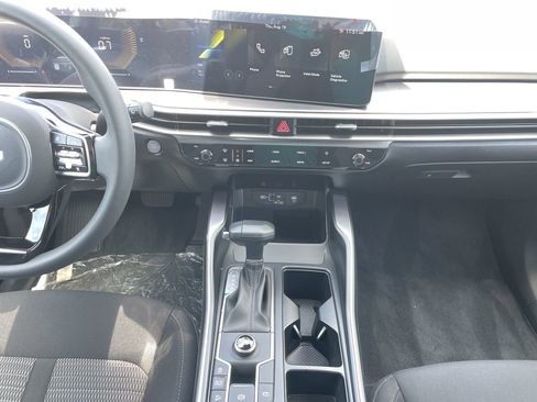 New 2025 Kia Sorento LX image 13