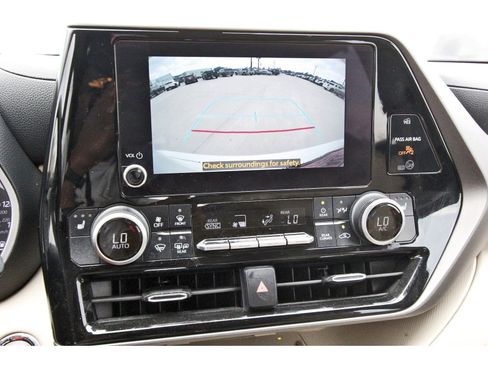 Used 2023 Toyota Highlander XLE FWD image 25