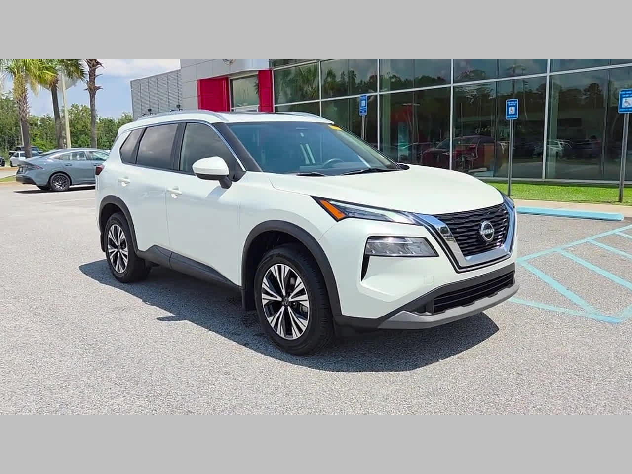 Used 2023 Nissan Rogue SV w/ SV Premium B Package FWD image 2