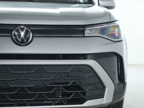 Used 2025 Volkswagen Taos SE image 7