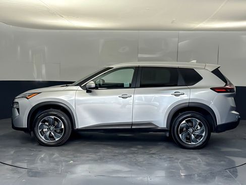 Used 2024 Nissan Rogue SV AWD/4WD image 6