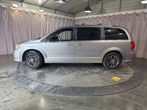 Used 2017 Dodge Grand Caravan SXT image 7