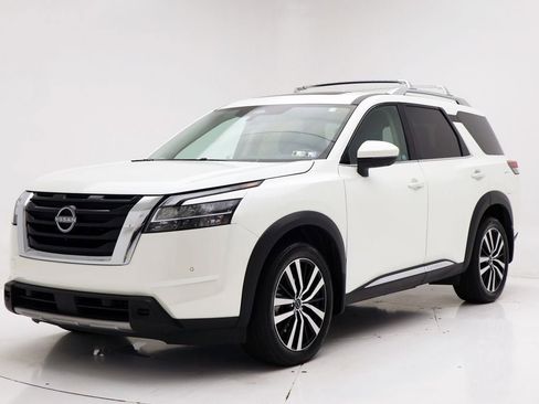 Used 2023 Nissan Pathfinder Platinum image 2