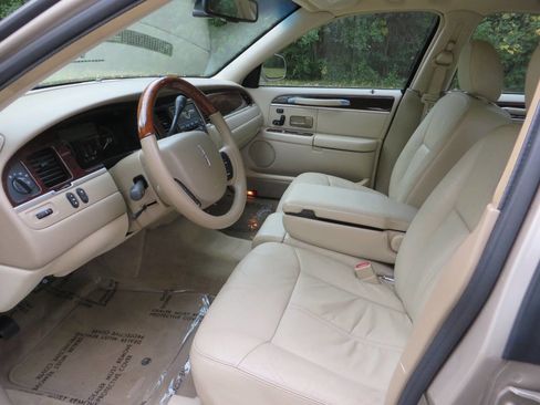 Used 2008 Lincoln Town Car Signature Limited image 9