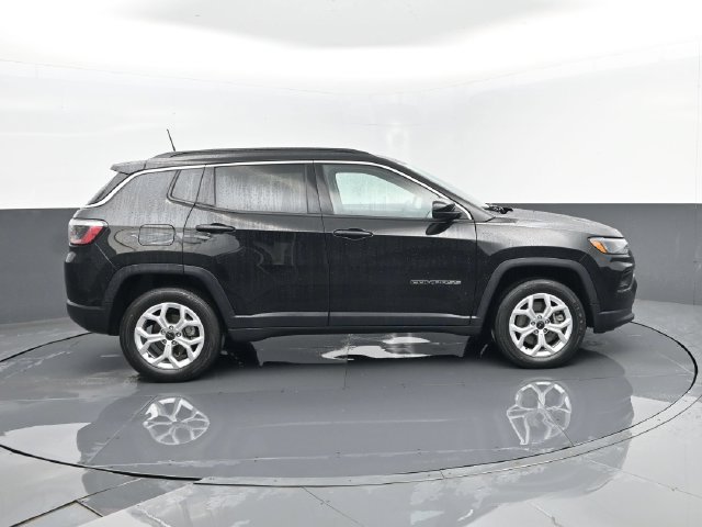 Used 2025 Jeep Compass Latitude AWD/4WD image 4