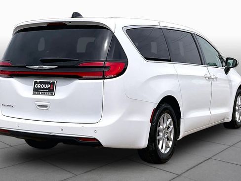 Used 2023 Chrysler Pacifica Touring-L FWD image 12