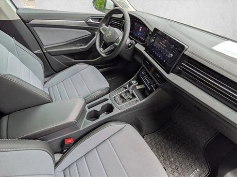 Used 2025 Volkswagen Jetta SE FWD image 17