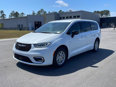 New 2026 Chrysler Pacifica Select FWD image 3