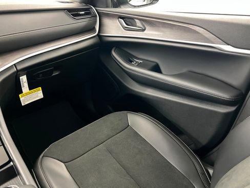 New 2026 Jeep Grand Cherokee Altitude image 10