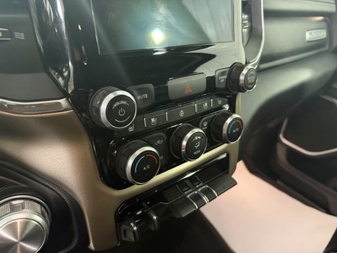 Used 2019 RAM 1500 Laramie AWD/4WD image 12