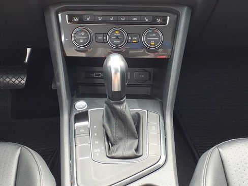 Used 2020 Volkswagen Tiguan SE w/ Panoramic Sunroof Package image 19