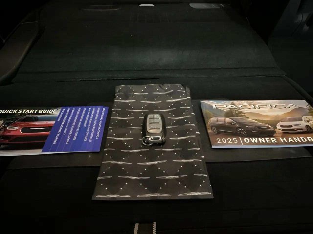 Used 2025 Chrysler Pacifica Select FWD image 86