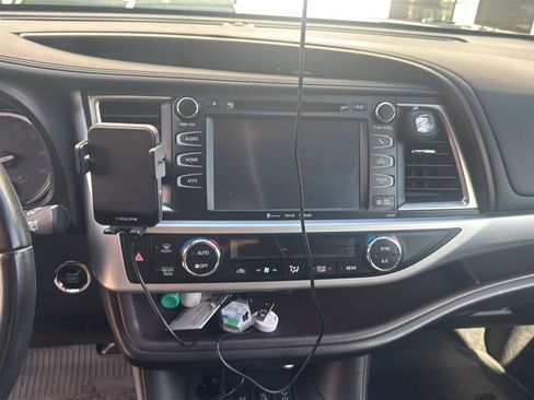 Used 2019 Toyota Highlander XLE AWD/4WD image 17