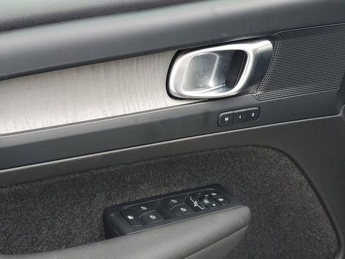 Used 2025 Volvo XC40 B5 Core image 23