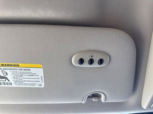 Used 2016 Chrysler Town & Country Touring-L w/ Driver Convenience Group image 22