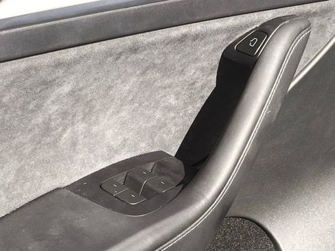 Used 2024 Tesla Model Y Performance image 10