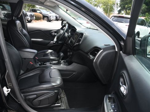 Used 2019 Jeep Cherokee Latitude Plus AWD/4WD image 19
