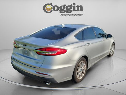 Used 2019 Ford Fusion SE FWD image 4