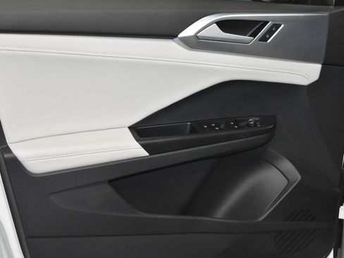 Certified 2025 Volkswagen Taos SE w/ Panoramic Sunroof Package image 4