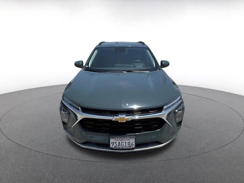 Used 2025 Chevrolet Trax LT w/ LT Convenience Package FWD image 4