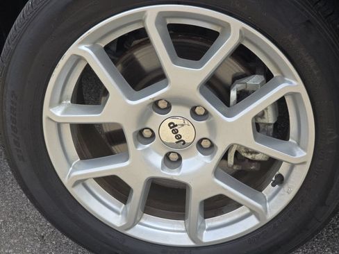 Used 2023 Jeep Renegade Latitude AWD/4WD image 8
