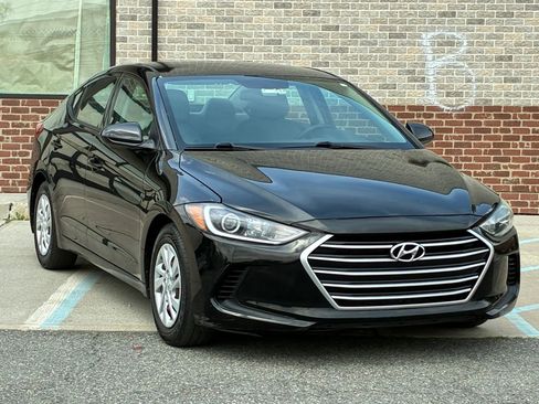 Used 2017 Hyundai Elantra SE w/ Cargo Package FWD image 3