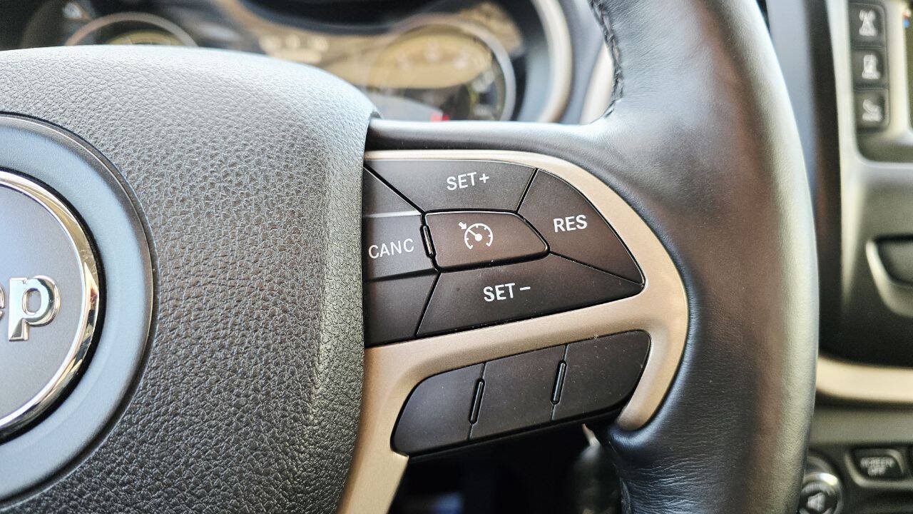 Used 2015 Jeep Cherokee Latitude w/ Cold Weather Group AWD/4WD image 27