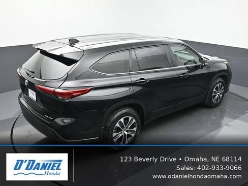 Used 2023 Toyota Highlander XLE AWD/4WD image 18