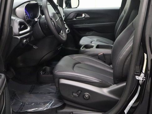 New 2026 Chrysler Pacifica Select image 10