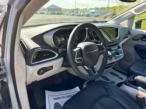 Used 2024 Chrysler Pacifica Touring-L FWD image 19