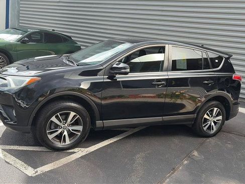 Used 2018 Toyota RAV4 XLE FWD image 2