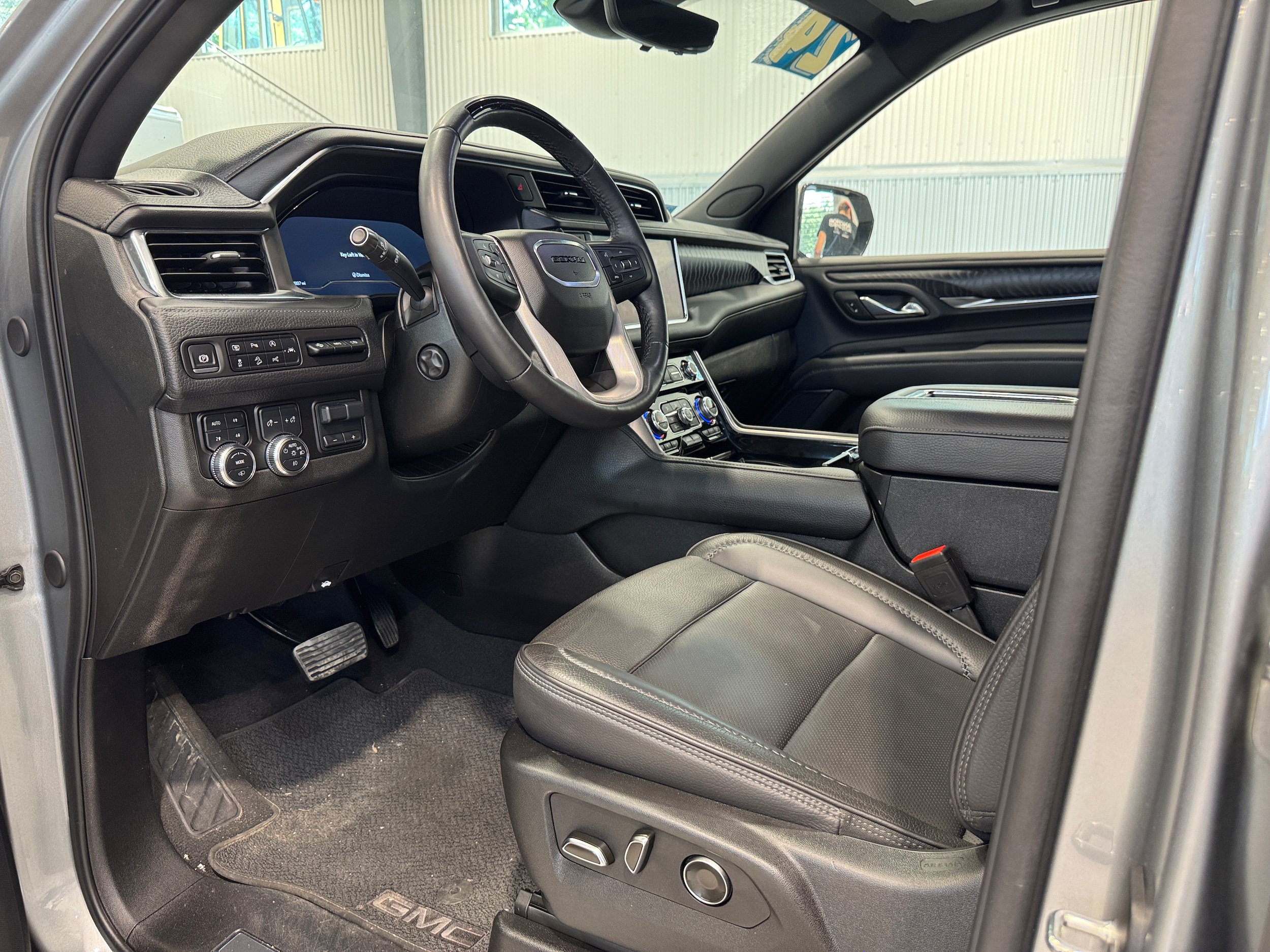 Used 2024 GMC Yukon XL Denali w/ Advanced Technology Package AWD/4WD image 20