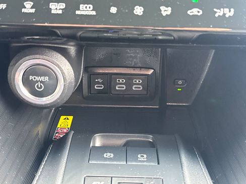 Used 2024 Toyota Venza XLE image 24