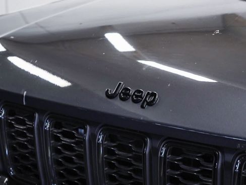 Used 2025 Jeep Grand Cherokee Altitude AWD/4WD image 8
