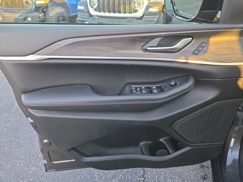 New 2025 Jeep Grand Cherokee Limited w/ Trailer Tow Package image 5