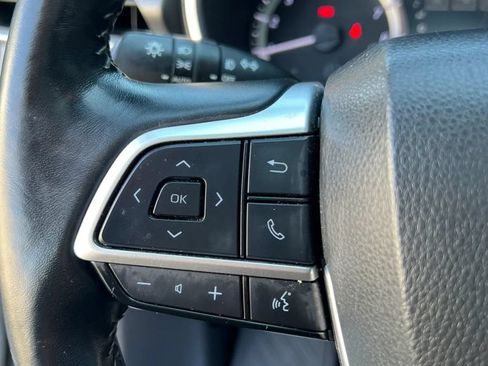 Used 2023 Toyota Highlander XLE FWD image 19