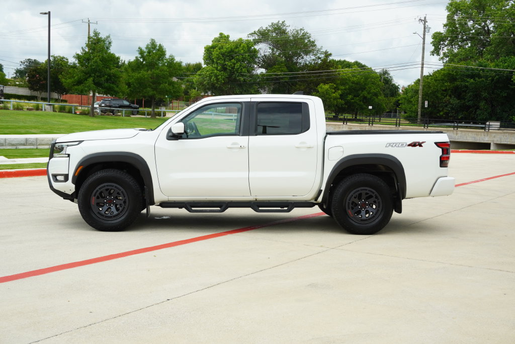 Used 2025 Nissan Frontier PRO-4X AWD/4WD image 2